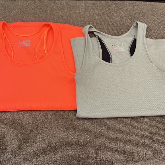 Bundle of 2 Under Armour workout shirts - Picture 12 of 12